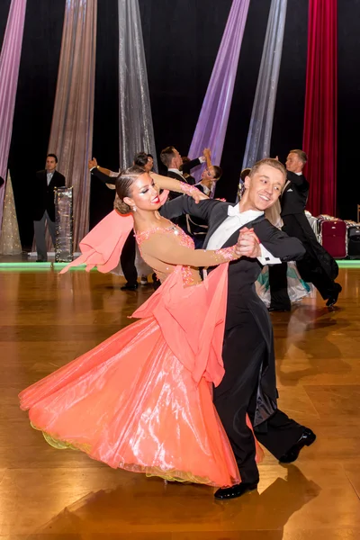 Dansarna dansar långsam vals på dans erövringen — Stockfoto