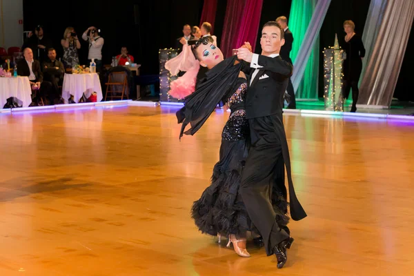 Dancers dancing slow waltz on  the dance conquest — Stock Photo, Image