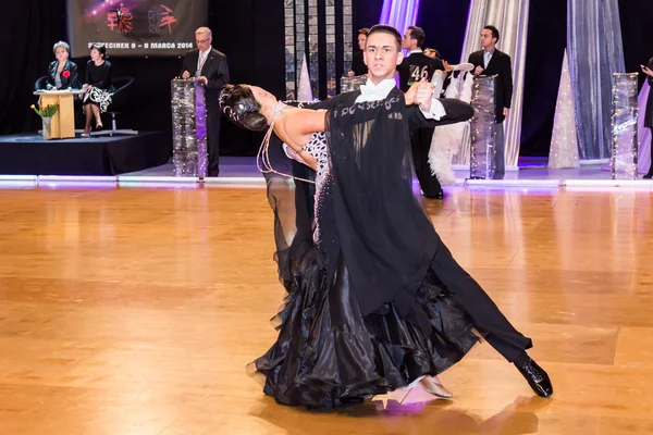 Dancers dancing slow waltz on  the dance conquest — Stock Photo, Image