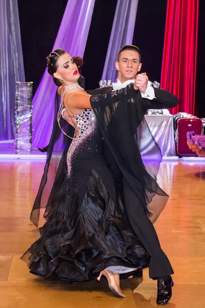 Dancers dancing slow waltz on  the dance conquest — Stock Photo, Image