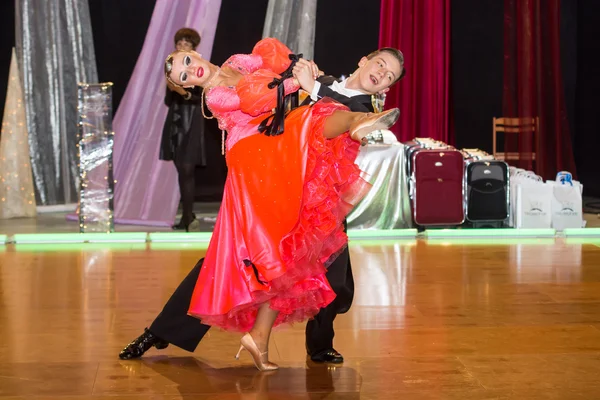 Dancers dancing slow waltz on  the dance conquest — Stock Photo, Image