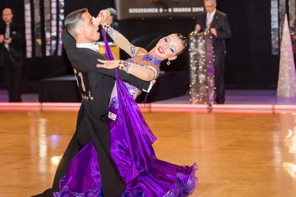 Dancers dancing slow waltz on  the dance conquest — Stock Photo, Image