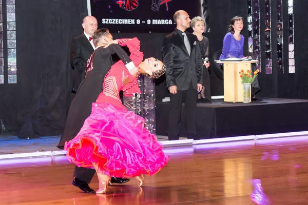 Dancers dancing slow waltz on  the dance conquest — Stock Photo, Image