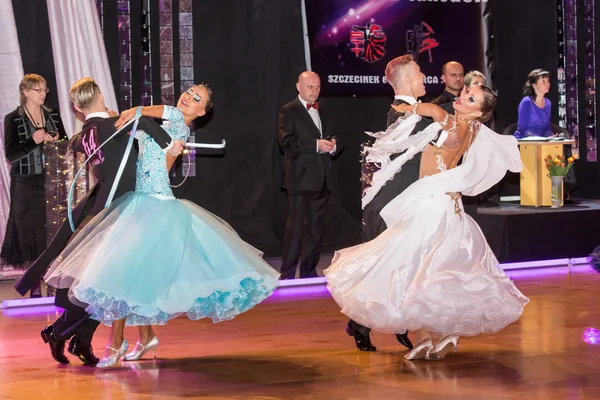 Danseurs dansant valse lente sur la conquête de danse — Photo