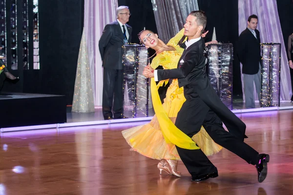 Bailarines bailando vals lento en la conquista de la danza — Foto de Stock