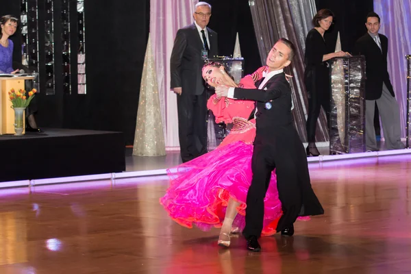 Dancers dancing slow waltz on  the dance conquest — Stock Photo, Image