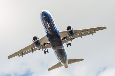 büyük uçak gökyüzünde - yolcu uçağı uçak 