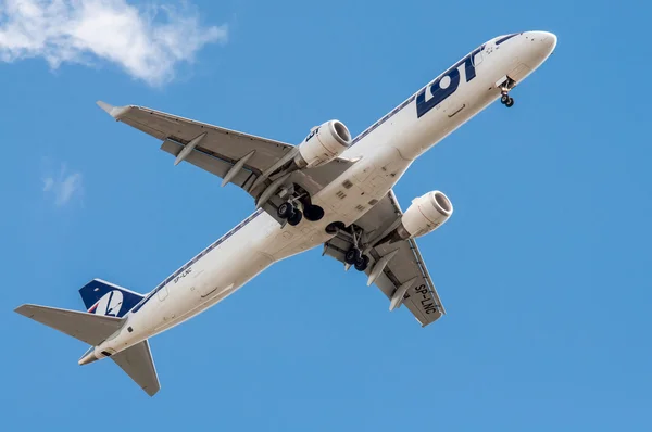 Stora flygplan i himlen - passagerarflygplan trafikflygplan — Stockfoto