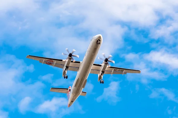 Avión grande en el cielo - Avión de pasajeros —  Fotos de Stock