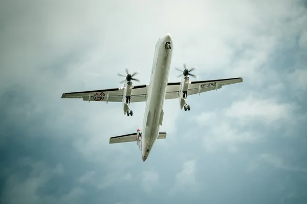 大きな飛行機旅客機の定期旅客機空で — ストック写真