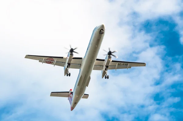 Avión grande en el cielo - Avión de pasajeros —  Fotos de Stock