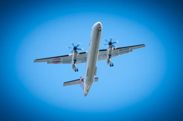 大きな飛行機旅客機の定期旅客機空で — ストック写真