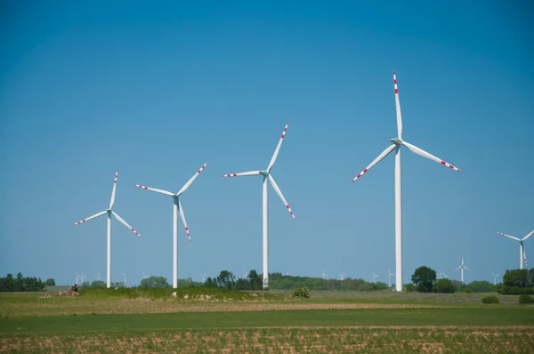 Farma větrných turbín na venkově terénu — Stock fotografie