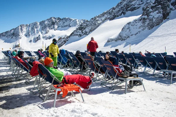 Personer som sitter på stol i skidorten på stubai — Stockfoto