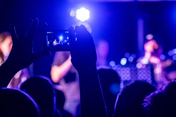 Οι άνθρωποι που παίρνουν φωτογραφίες με έξυπνο τηλέφωνο αφής κατά τη διάρκεια μια μουσική συναυλία — Φωτογραφία Αρχείου