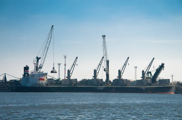 Cargo ship loading in coal cargo terminal — Stock Photo, Image