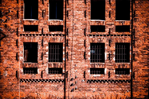 Kasserade ruin med gamla fönster och vägg — Stockfoto