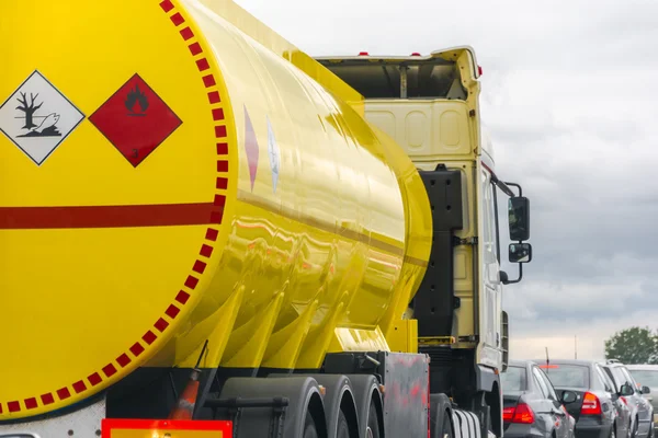 Tanque de combustible amarillo de pie en un atasco de tráfico —  Fotos de Stock