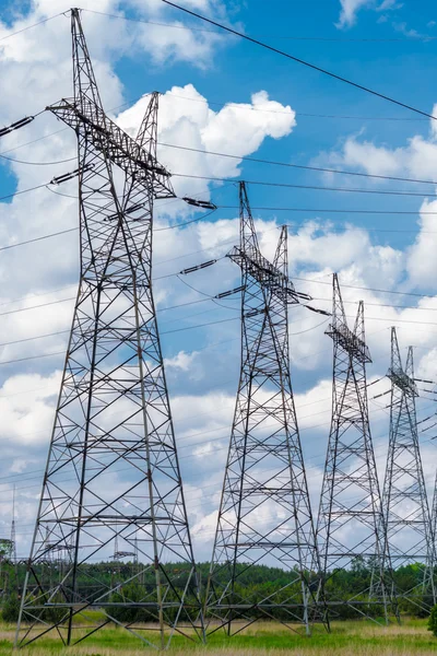 Pylon e linea di trasmissione in giorno d'estate — Foto Stock