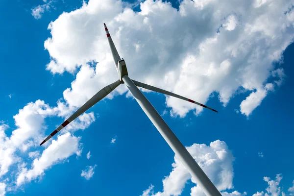 Ветряная электростанция на фоне облачного голубого неба — стоковое фото