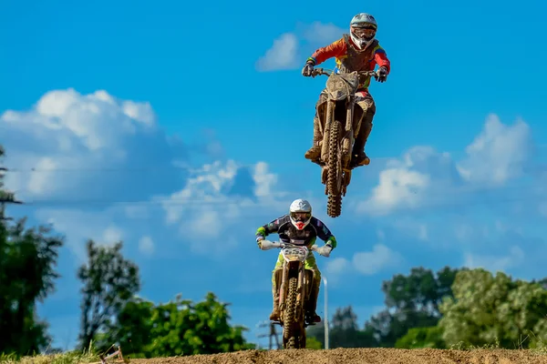 Motocross jinete en la carrera — Foto de Stock