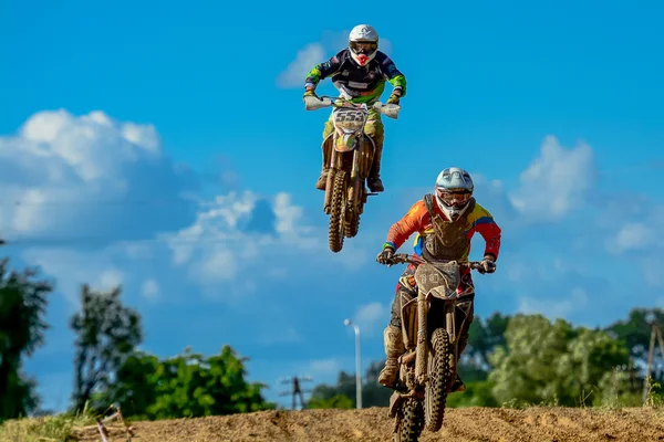 Motocross piloto na corrida — Fotografia de Stock