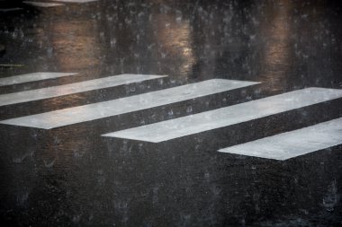 büyük yağmur fırtınası sırasında yaya geçidi