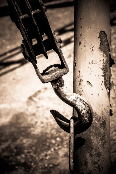 Old rusty hook in the harbour — Stock Photo, Image