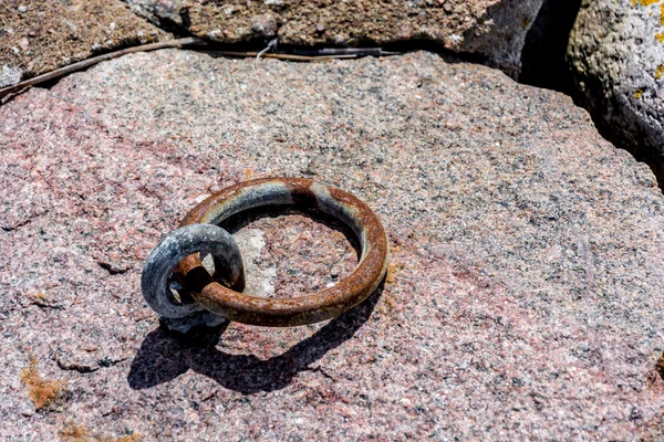 Element of the chain in stone shore — Stock Photo, Image