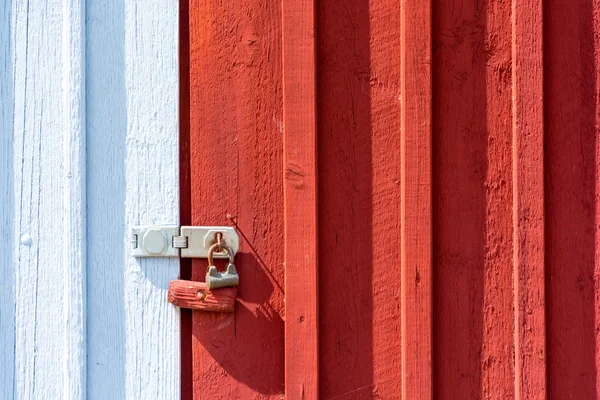 Rot-weiße Tür mit Vorhängeschloss geschlossen — Stockfoto