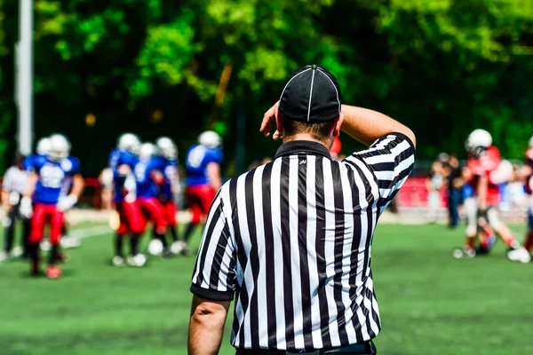 Umpire judging the game of American football — Stock Photo, Image