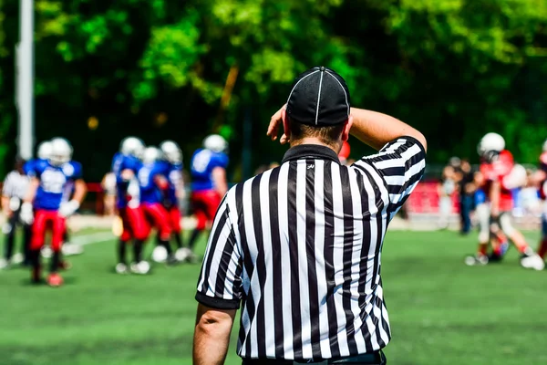 Árbitro juzgar el juego de fútbol americano — Foto de Stock