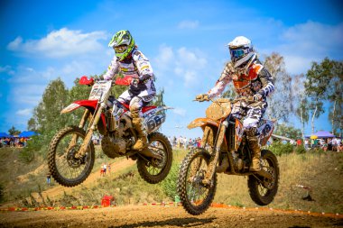 pilotos de motocross na corrida