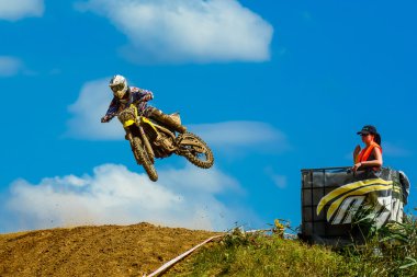 pilotos de motocross na corrida