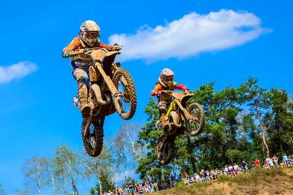 Motocross pilotos na corrida — Fotografia de Stock