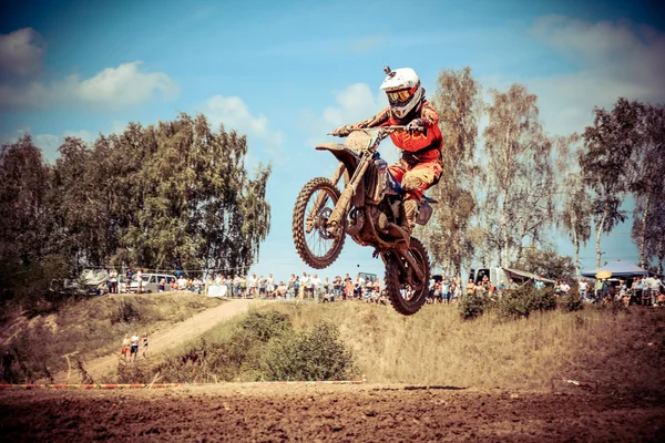 Motocross jinete en la carrera — Foto de Stock