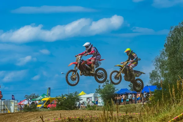 Motocross pilotos na corrida — Fotografia de Stock