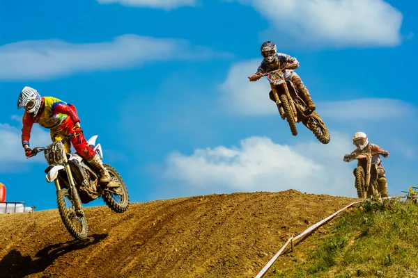 Motocross riders en la carrera — Foto de Stock