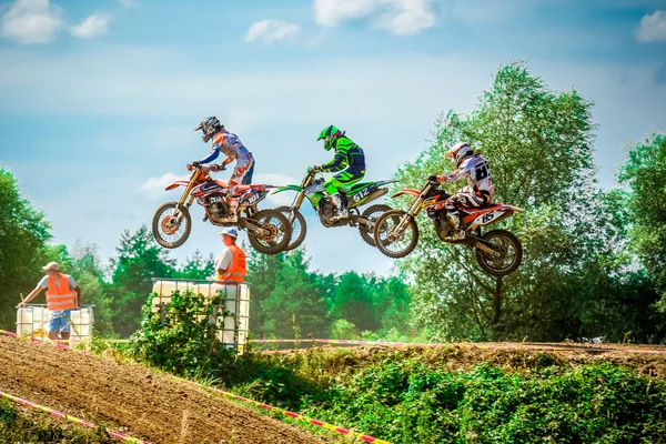 Motocross pilotos na corrida — Fotografia de Stock