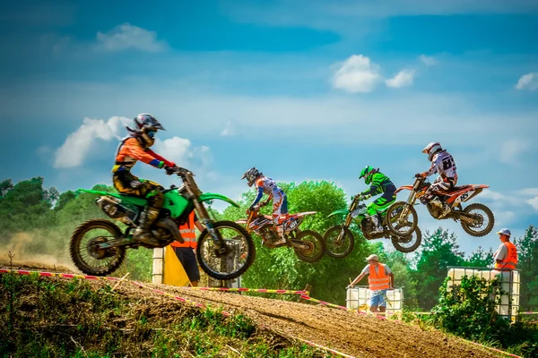 Motocross αναβάτες για τον αγώνα — Φωτογραφία Αρχείου