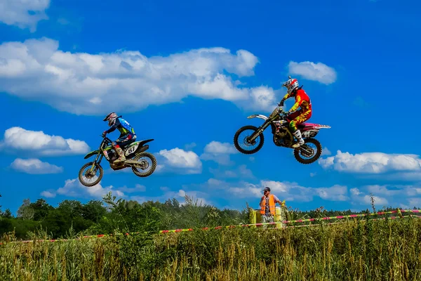 Motocross ryttare på loppet — Stockfoto