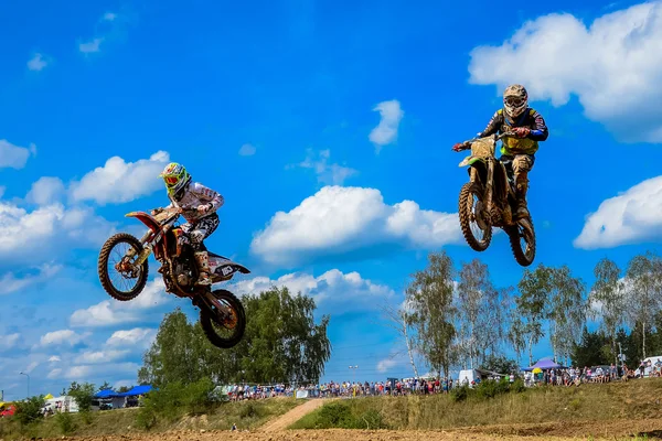 Motocross pilotos na corrida — Fotografia de Stock