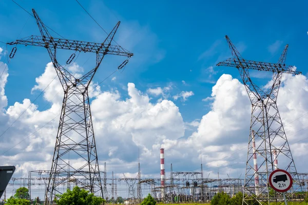 Pylon and transmission power line in summer day — Stock Photo, Image