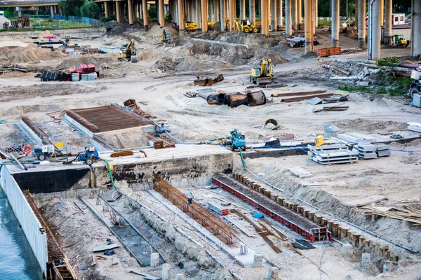 Chantier de construction avec quelques grues au stade précoce — Photo