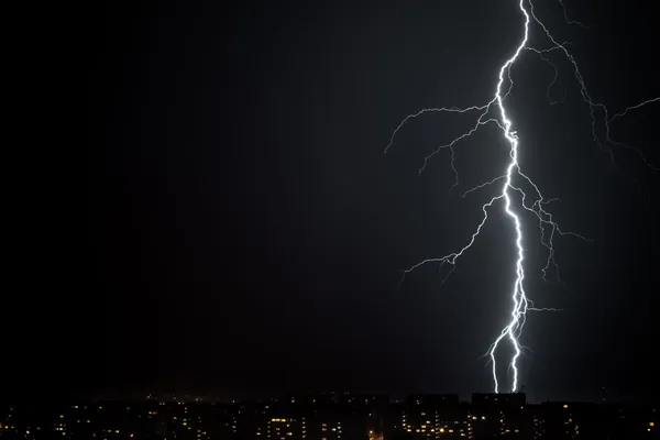 Tormenta eléctrica sobre la ciudad — Foto de Stock