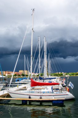 karlskrona İsveç'adlı yat veya Motorlu tekne limanında demirleyen