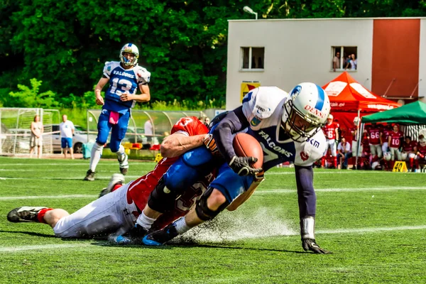 Amerikanska fotbollsspelare i aktion — Stockfoto