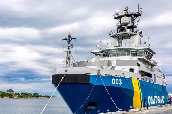 Zweedse kosten bewaken schip in karlskrona zeehaven — Stockfoto