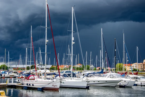 Jacht of motorboot in harbor afgemeerd in karlskrona in Zweden — Stockfoto