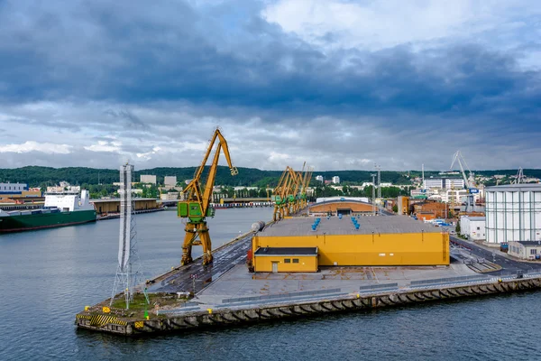 Vista del puerto de muelle y astillero de Gdynia, Polonia —  Fotos de Stock